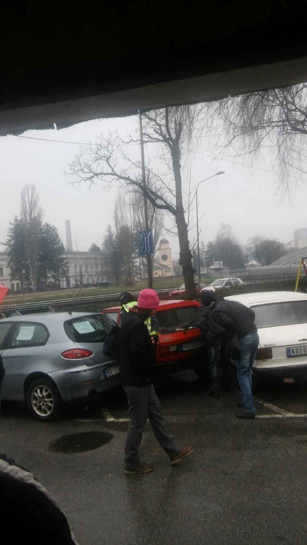alfa romeo preleteo pešačku stazu, zaštitnu ogradu i završio na parkingu