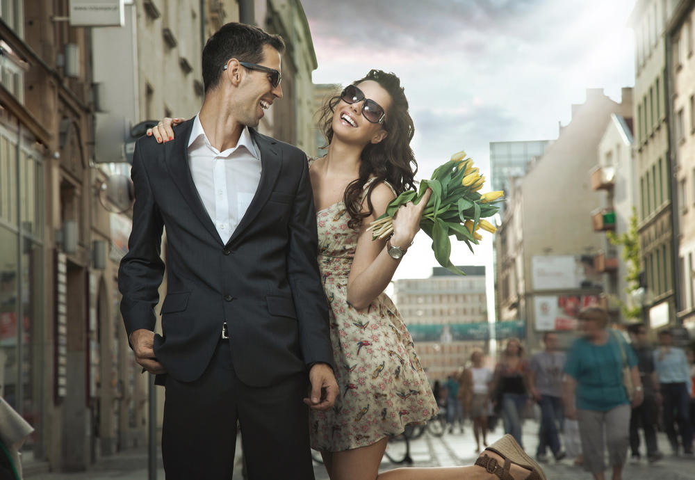 Momak i devojka šetaju