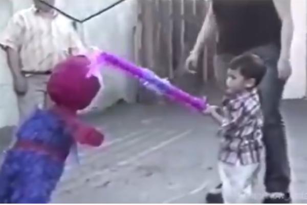 SNIMAK KOJI JE RAZNEŽIO SVET: Ovaj dečak nas je naučio VAŽNU LEKCIJU o ljubavi!