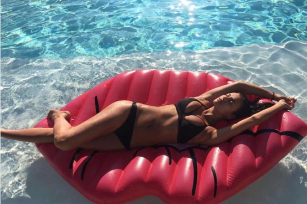 NAMERNO NIJE OBUKLA DONJI VEŠ PA DIGLA NOGE KOLIKO JE MOGLA: Sevnulo MEĐUNOŽJE i to IZBLIZA, svi UNEZVERENO GLEDAJU