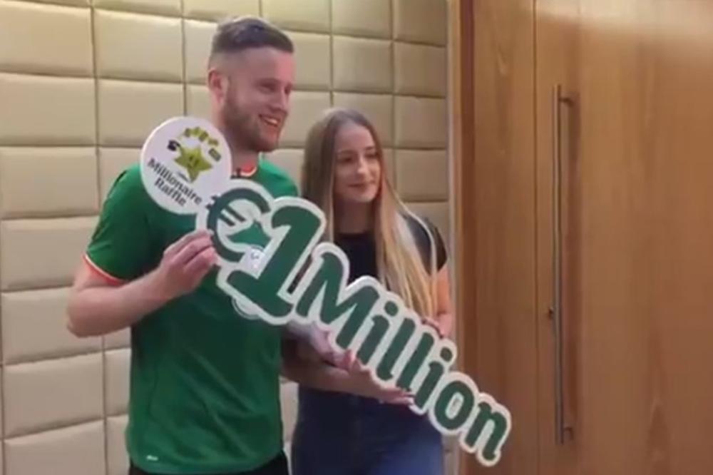 Irski fudbaler u novogodišnjoj noći postao MILIONER, a zarađuje 10.000 funti mesečno! (FOTO) (VIDEO)
