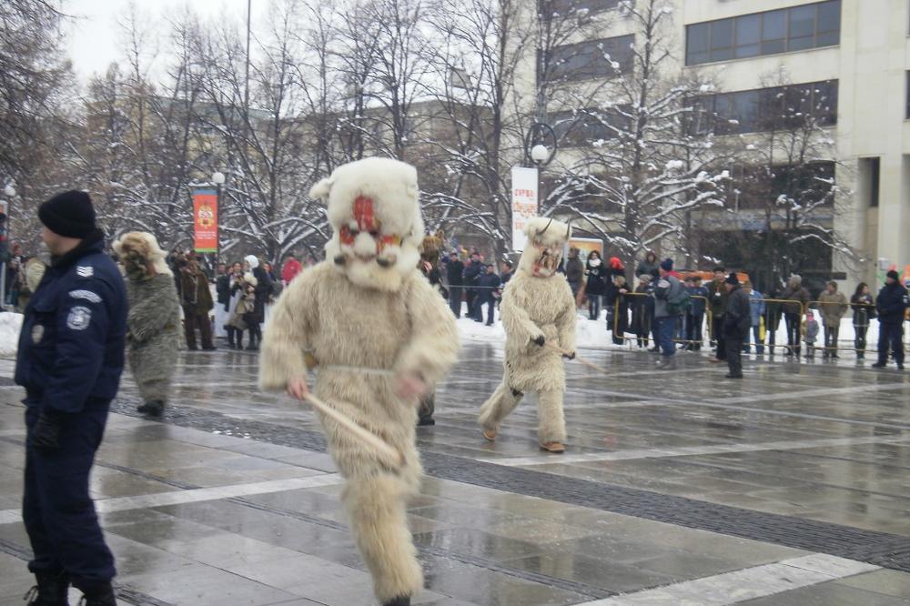 BOŽIĆNI OBIČAJ KOJI SE U SRBIJI ZABORAVLJA: Koledari, maskirane povorke koje traže sreću (FOTO) (VIDEO)