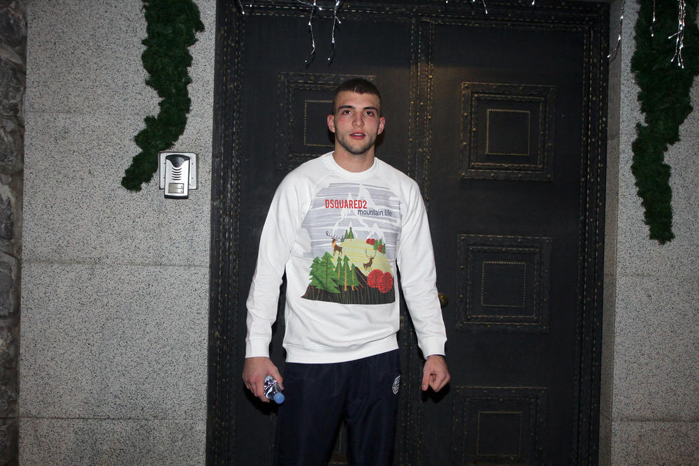 Veljko je verovatno došao kući da uči s obzirom na to da su u toku ispitni rokovi 