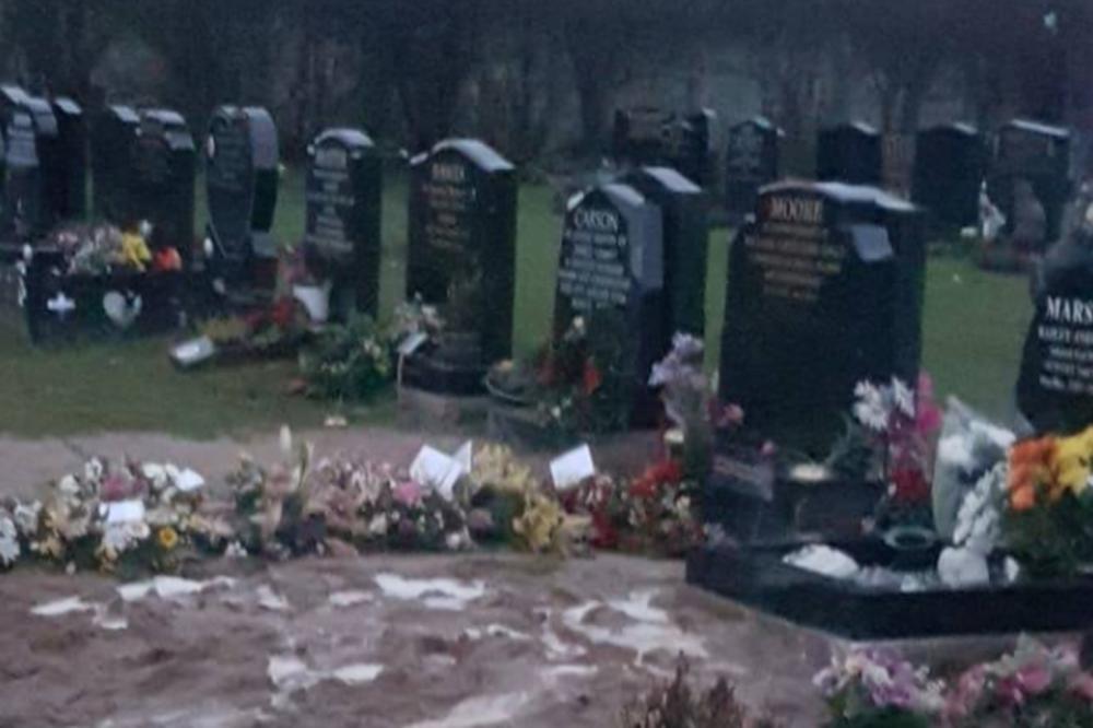 NEVIĐENI UŽAS NA SRPSKOM GROBLJU: Natpis na nadgrobnom spomeniku pokojnog Zlatomira je da se čovek prekrsti i levom i desnom! (FOTO)