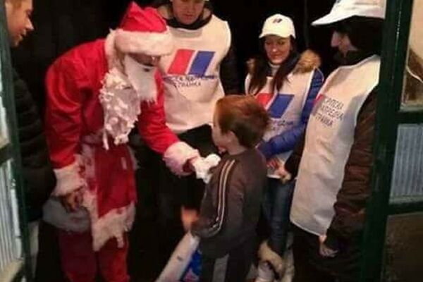 SNS DEDA MRAZ DELI SNS POKLONE U SNS KESAMA! Ove slike su izazvale lavinu komentara, a evo i zašto! (FOTO)