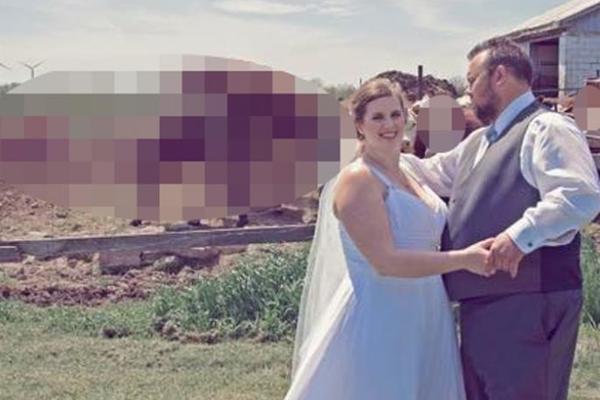 PRELEPA SLIKA SA VENČANJA ALI... Nisu primetili da OVO dvoje iza imaju DIVLJAČKI S*KS (FOTO 18+)