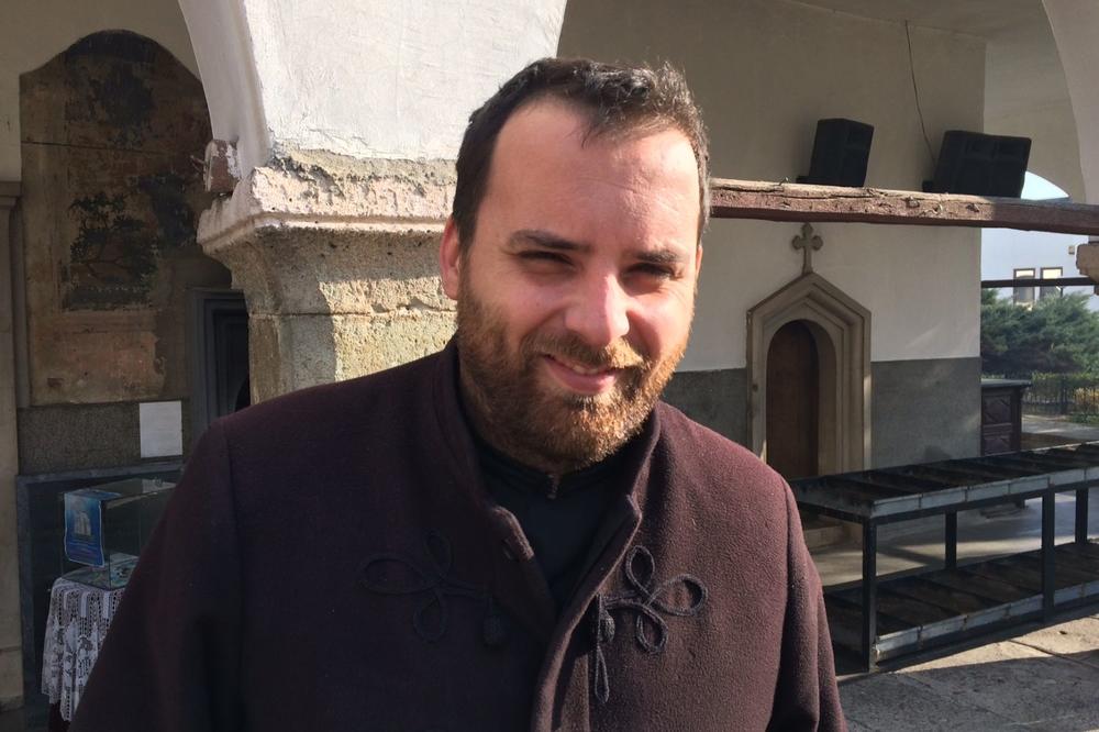 IZ MANTIJE U DRES: Pravoslavni sveštenik iz Vranja u ulozi trenera ragbi tima