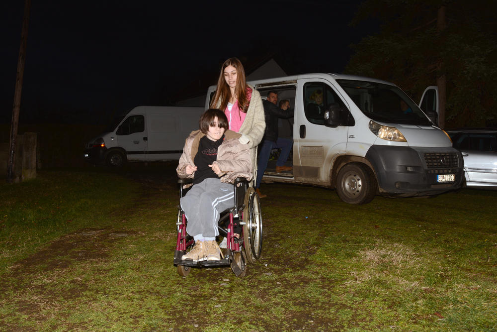 Milena gura svoju sestru Jelenu, koja je u kolicima