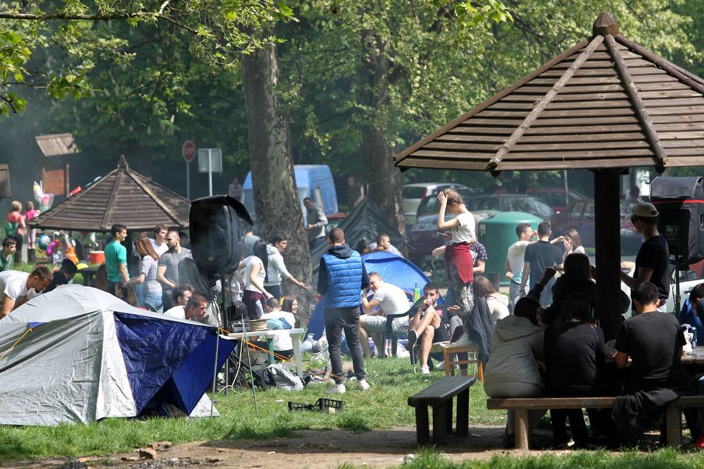 DA TE BOG SAČUVA! Beograđani znaju da slave deci rođendane u prirodi, a ne znaju da POČISTE za sobom! (FOTO)