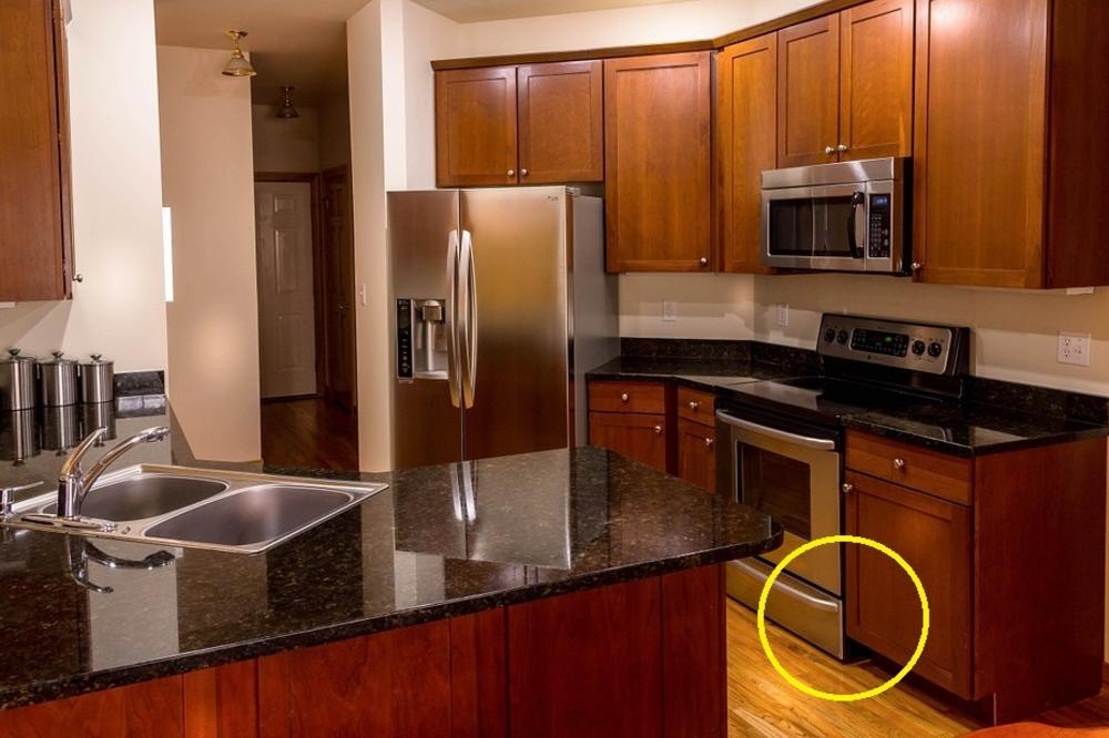 Čemu služi FIOKA ispod ŠPORETA? Nije za nagomilavanje stvari, ima MNOGO BOLJU FUNKCIJU! (FOTO)