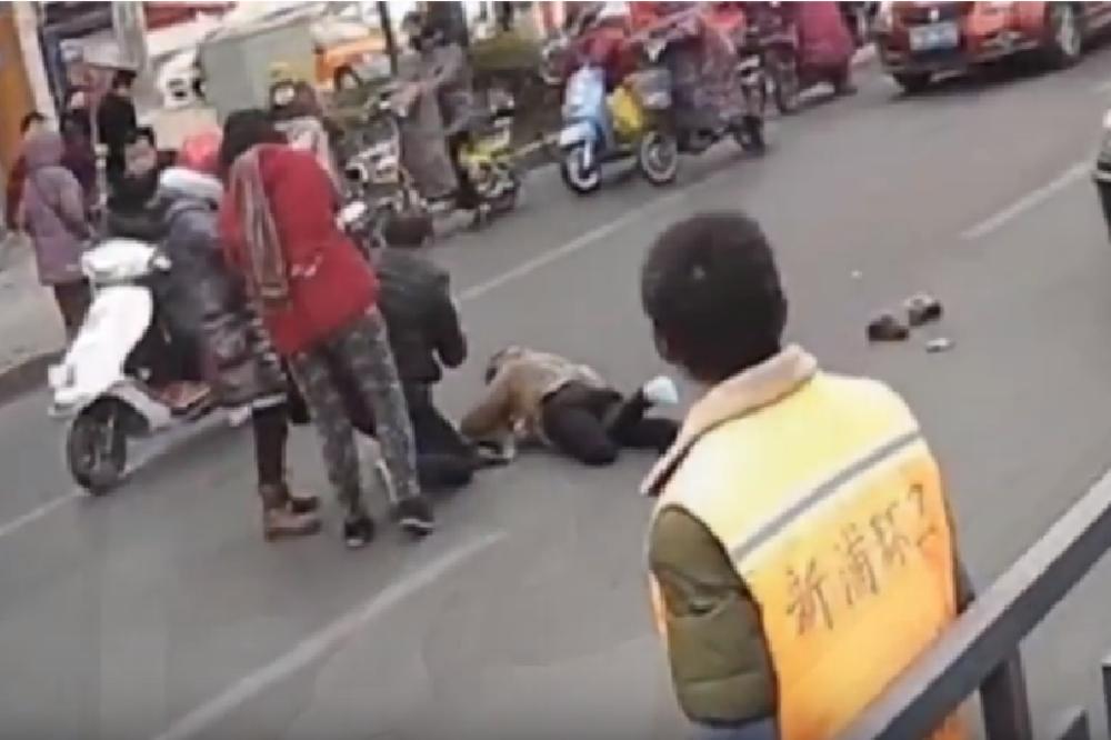 Deka je pregazio čoveka, a onda je UNUK (7) SEO U KOLA I PREŠAO PREKO NJEGA JOŠ JEDNOM! (VIDEO)