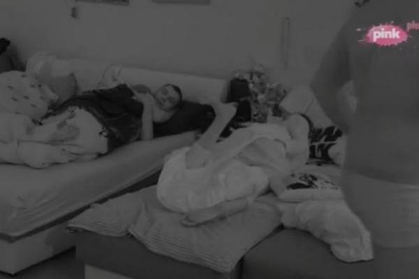 ŠTA TO IMAŠ U GAĆAMA, CRNA LUNA! Zavukla ruku ispod pidžame i zgrozila sve po ko zna koji put! (VIDEO)