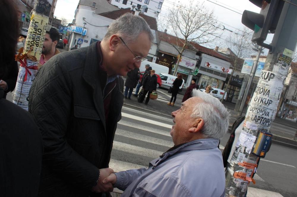 Šutanovac sa građanima na ulici