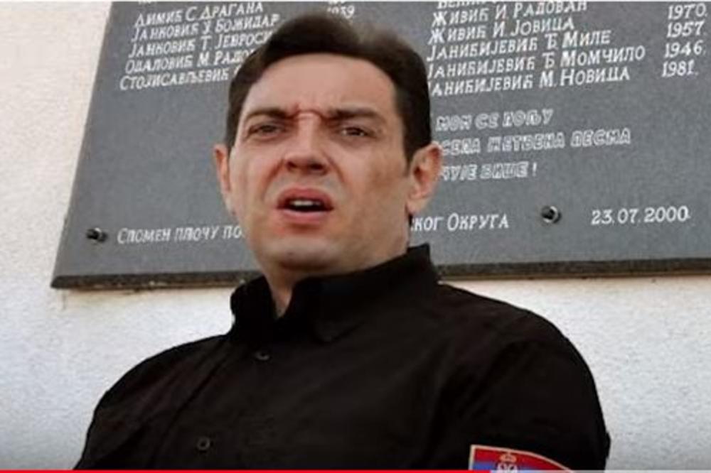 VULIN ISKAČE IZ AVIONA, ALI NE U VAZDUHU NEGO NA ZEMLJI: Svi šeruju ovu fotografiju (FOTO)