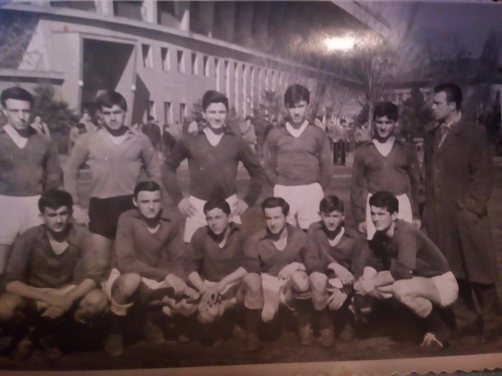 Vladimir Jovanović (gornji red, četvrti s leva na desno), sa mladom reprezentacijom Srbije ispred stadiona JNA