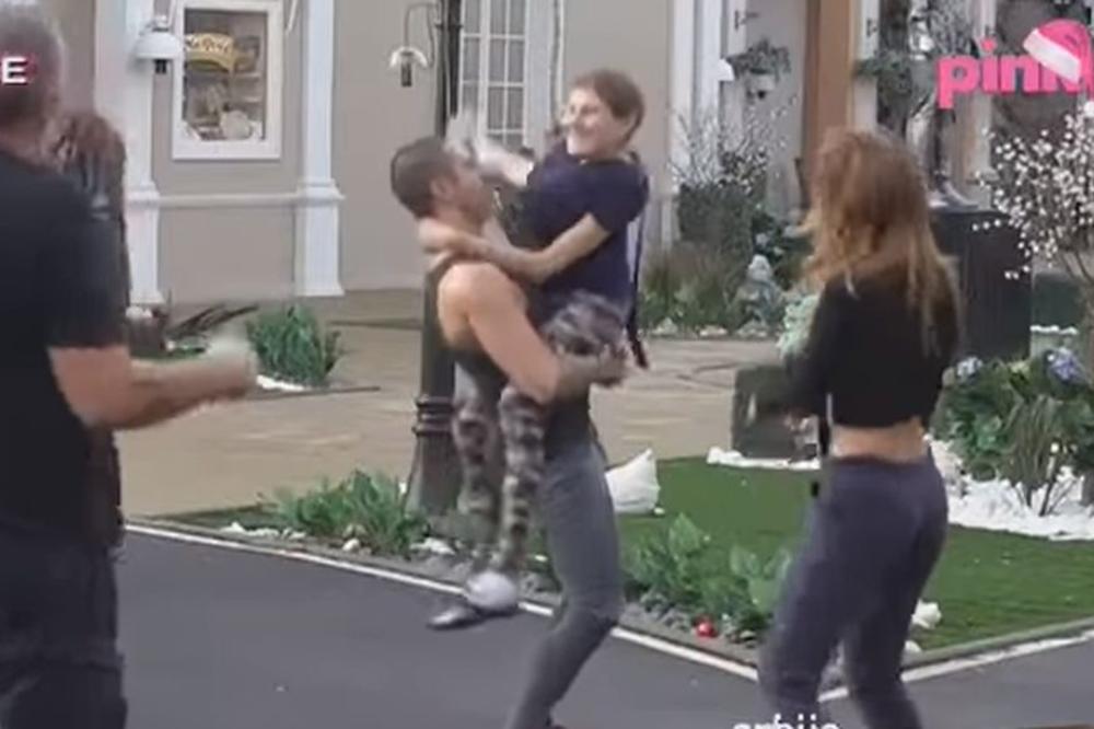 DIVNA ULETELA FILIPU U KRILO PA POČELA DA MEŠA! Svi ostali u potpunom šoku! (VIDEO)