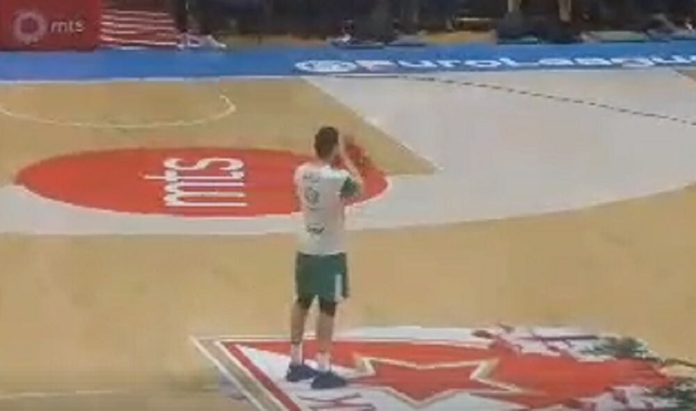 Vasa Micić dobija poklon na meču Crvena zvezda Žalgiris