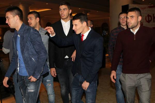 Ko seče badnjak, a ko vrti prase na ražnju? Ovako se Zvezdini igrači provode dan uoči Božića! (FOTO)