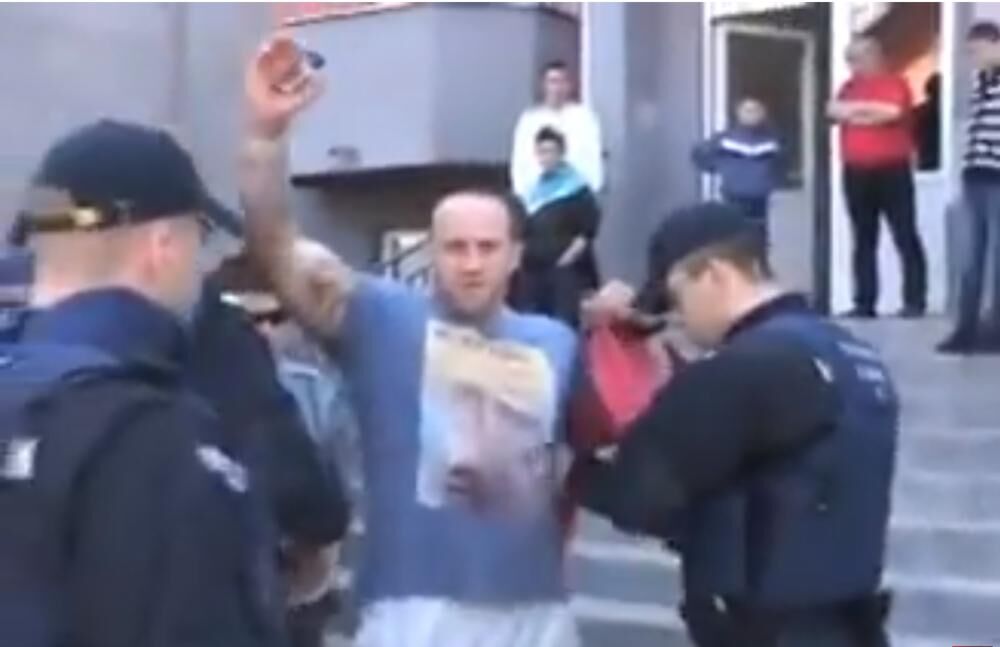 Policajci sa pancirima su ušli u zgradu i pregovarali s njim, nakon čega je uhapšen