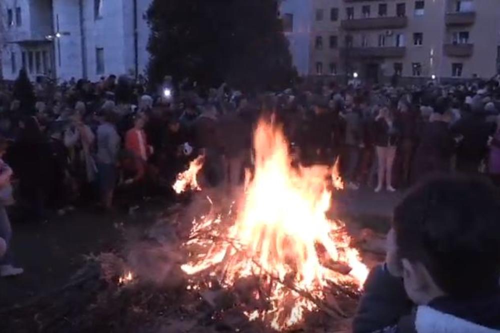 BADNJI DAN: Srpski patrijarh Irinej osvećuje i pali badnjak ispred crkve Svetog Save