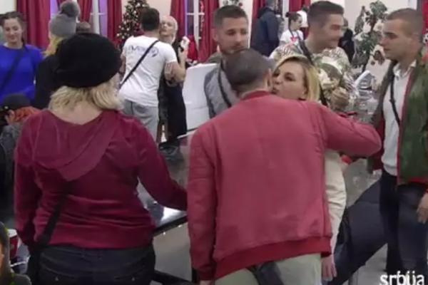 ZADRUGARI DOČEKALI NAJRADOSNIJI HRIŠĆANSKI PRAZNIK, a pala su i neka pomirenja na ovaj sveti dan! (FOTO)