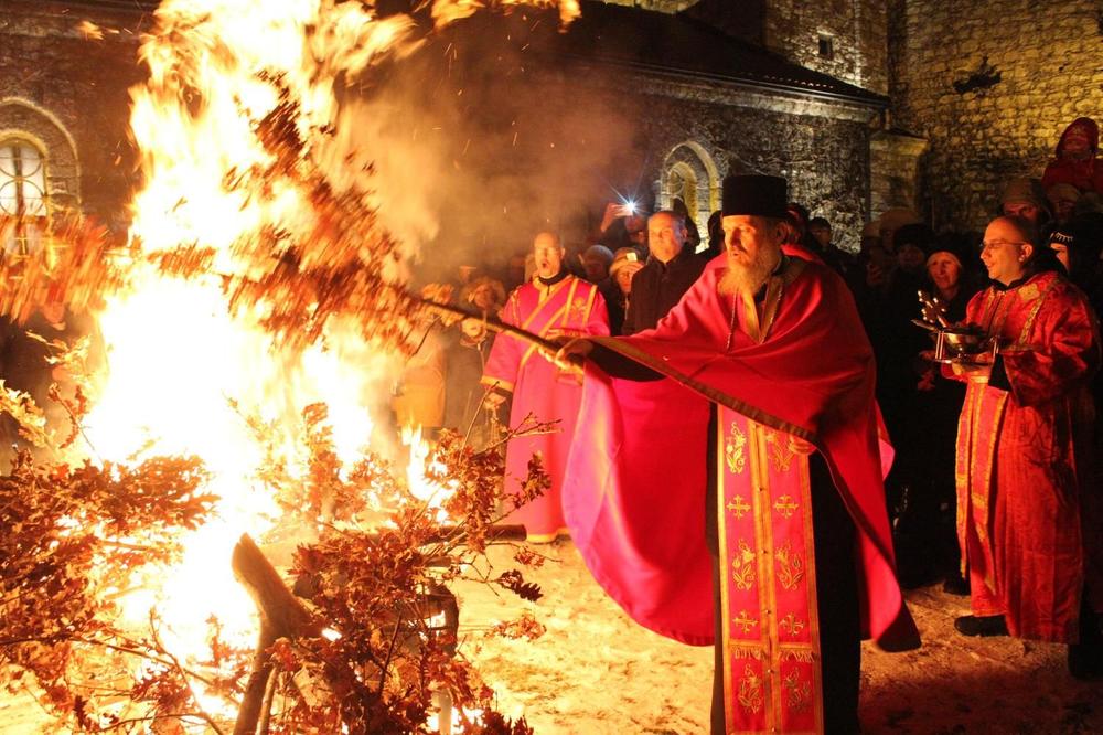 DRAMA ISPRED CRKVE NA VOŽDOVCU! Baka na štakama htela da pali badnjak, pa upala u vatru! (FOTO)