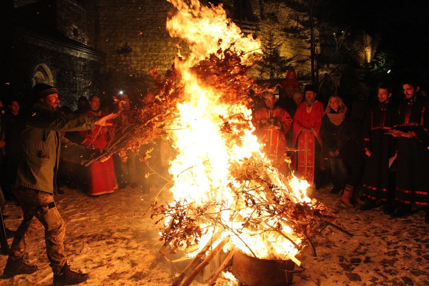Ispred crkve se Badnjak tradicionalno pali svake godine
