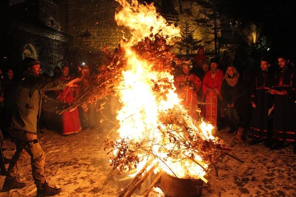 POLA SRBA OVO NE ZNA! Evo šta ove godine morate da uradite sa badnjakom nakon Božića!
