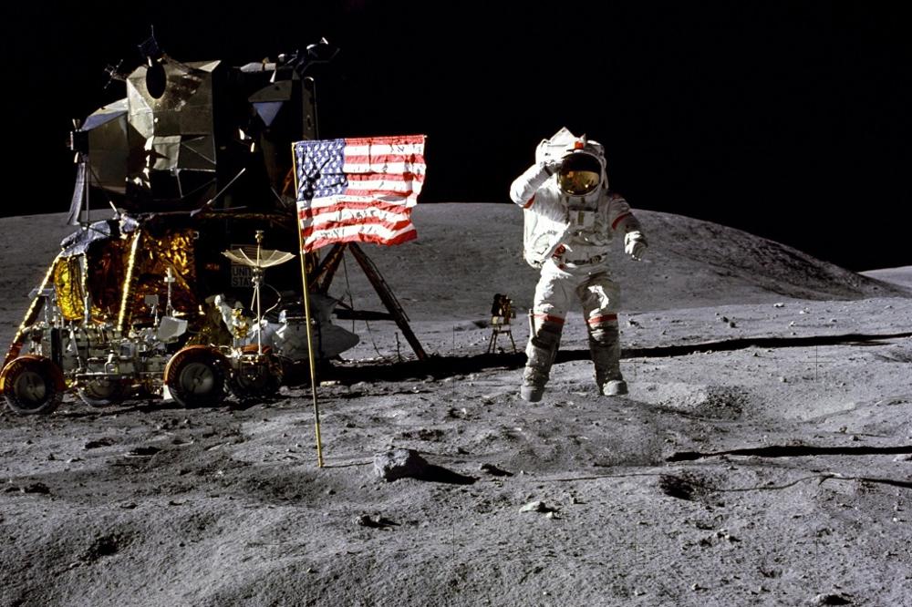 Napustio nas je astronaut koji je šetao po Mesecu i PROŠVERCOVAO GOVEĐI SENDVIČ u orbitu! Umro Džon Jang! (FOTO)