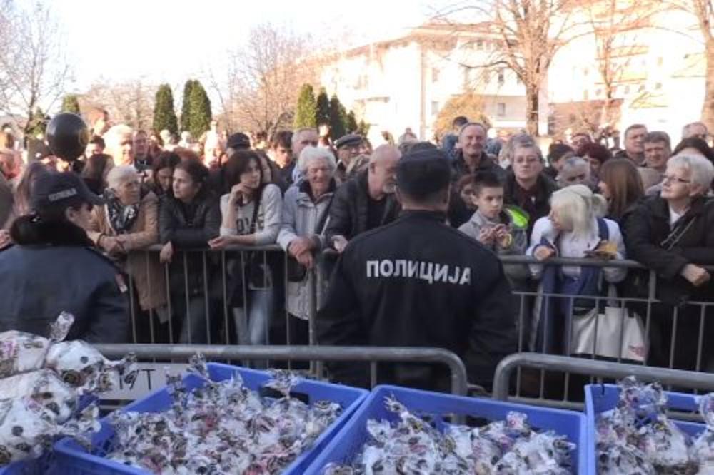 LOMLJENJE BOŽIĆNE ČESNICE: Na stotine ljudi ispred Hrama, ove godine sakrivena 3 DUKATA! (VIDEO)