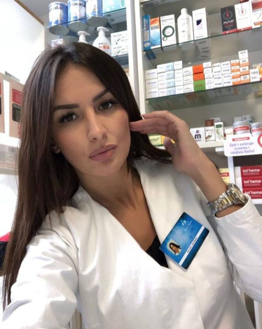 Zatrebaće vam neki lek sigurno kad dođete na šalter i ugledate nju