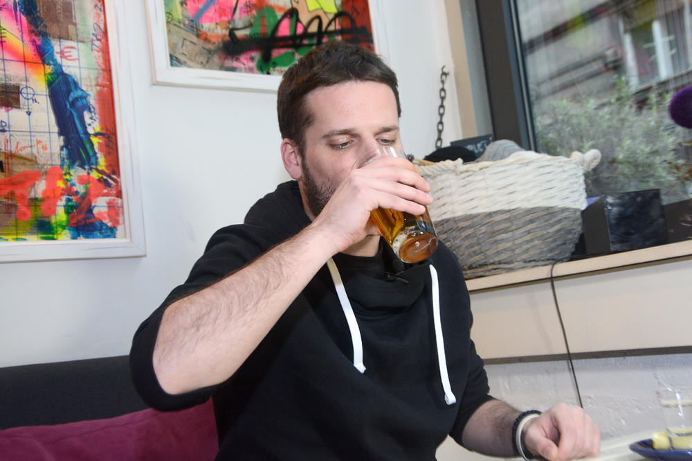 Novinar Espresa Vladimir Šuster pije pivo pre odlaska na utakmicu, jer na njoj ne sme
