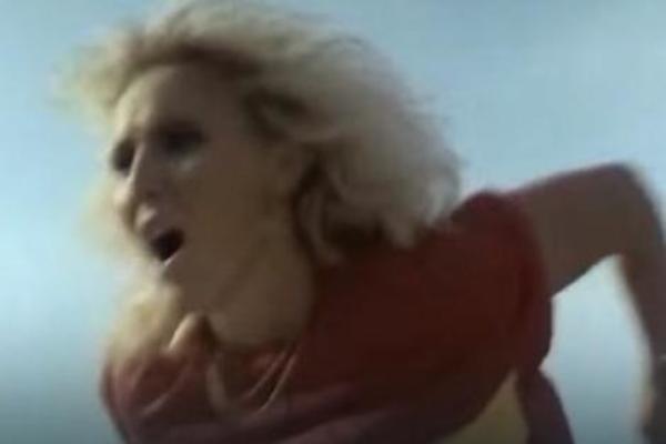 OVAJ GLUMAC JE 10 GODINA PROGANJAO LEPU BRENU: Ona "jaukala" na sav glas, ŠOK (VIDEO)