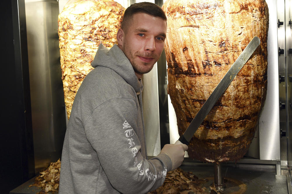 Lukasu Podolskom nikad nije dosadno: Igra fudbal, prodaje sladolede, a sada je otvorio i kebab! (FOTO)