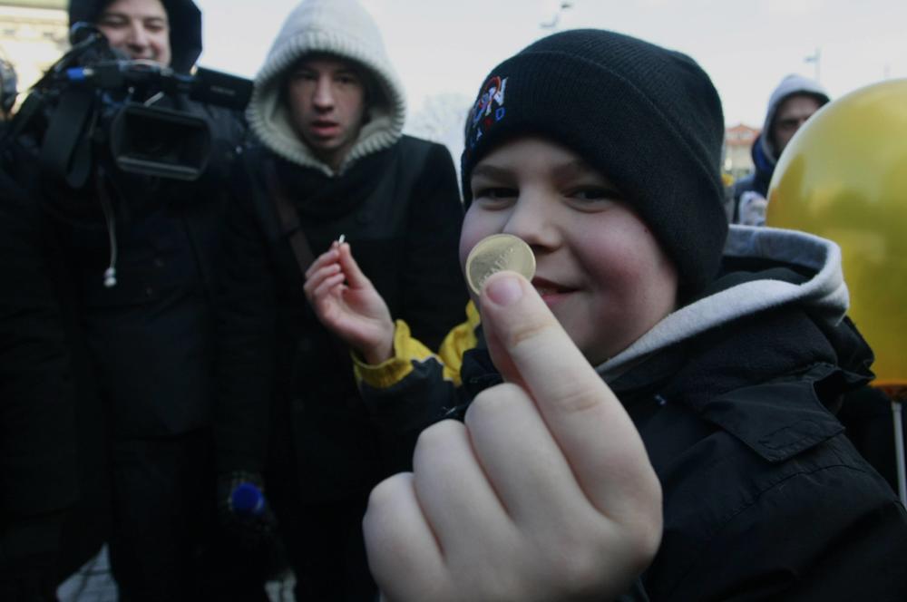 Dečak pronašao novčić u božićnoj česnici