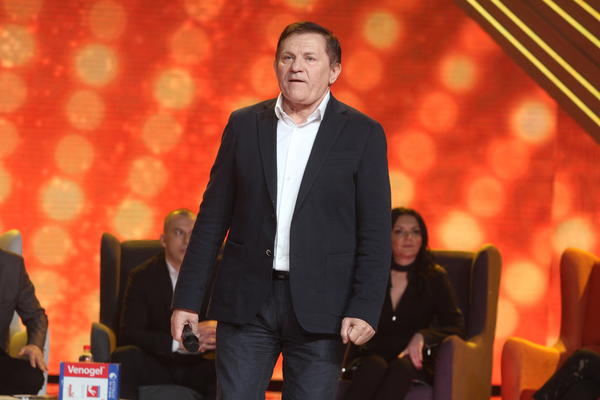 PEVAČ IMA ZAMAK, 5 KUĆA, i 20 ALBUMA! Muzika mu je PROMENILA ŽIVOT, ali ovo je bilo njegovo zanimanje!