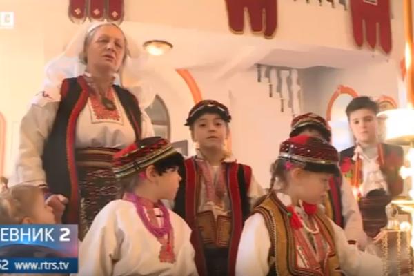 OVAKO SE NEGUJE TRADICIJA I PRENOSI NA NAJMLAĐE! Baka Petra svoje unuke uči pravim vrednostima! (VIDEO)