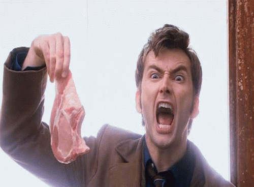 Muškarac drži šniclu