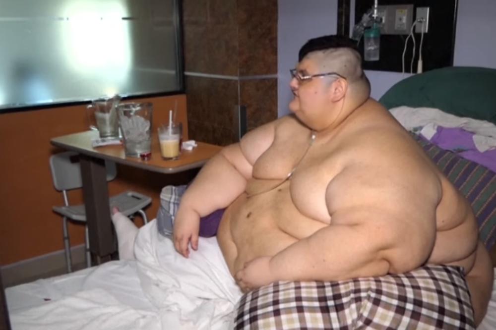 TEŽAK VIŠE OD POLA TONE: Najdeblji čovek na svetu pokušava da smrša pomoću tima od čak 30 profesionalaca! (VIDEO)