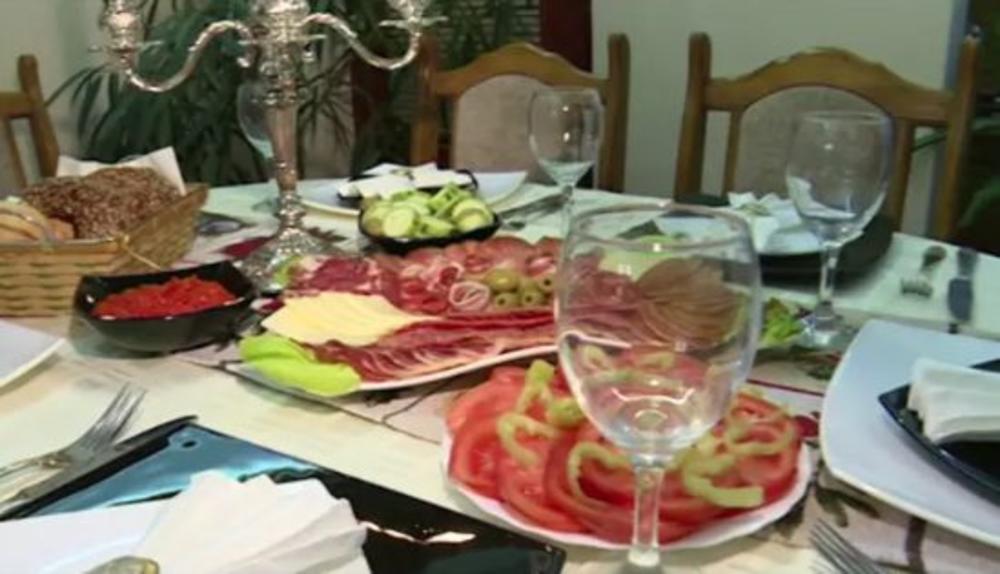 Na stolu je bilo svega - od predjela, preko sarmi, supe, pečenja
