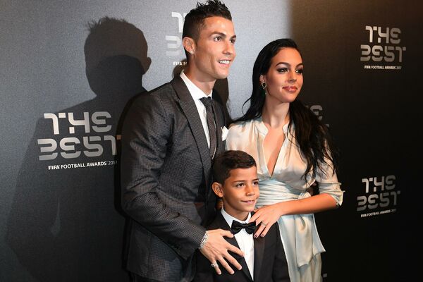 32 GODINE KASNIJE - 5 ZLATNIH LOPTI I SKORO SVAKI MOGUĆI TROFEJ: Ronaldova lepša polovina pokazala svetu gde je Kristijano počeo osvajanje sveta! (FOTO)