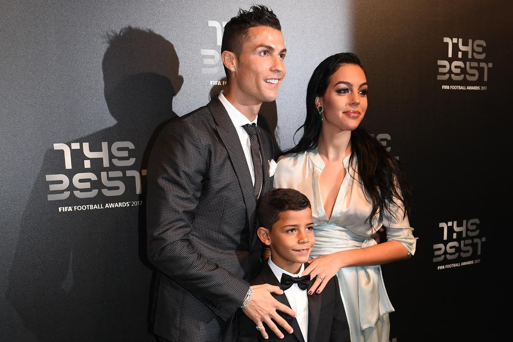 32 GODINE KASNIJE - 5 ZLATNIH LOPTI I SKORO SVAKI MOGUĆI TROFEJ: Ronaldova lepša polovina pokazala svetu gde je Kristijano počeo osvajanje sveta! (FOTO)