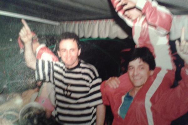 NIKAD VIĐENE ARKANOVE SLIKE! Ovako se Ražnatović provodio po noćnim klubovima u društvu poznatih prijatelja! (FOTO)