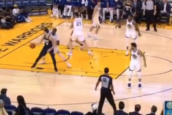 Bio je najbolji odbrambeni igrač, ali onda je naleteo na Jokića! Sada više nije ni odbrambeni, a ni igrač... (VIDEO)