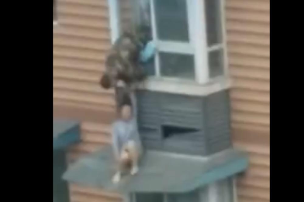OVO MORA DA JE BOLELO: Vatrogasac ženu VUKAO ZA KOSU kako bi je spasio sa prozora! (VIDEO)