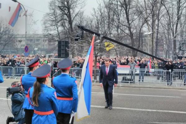 U BANJALUCI SE SLAVI DAN RS: Svečani defile na ulicama, Dodik odlikovao Nikolića i Kusturicu! (VIDEO)