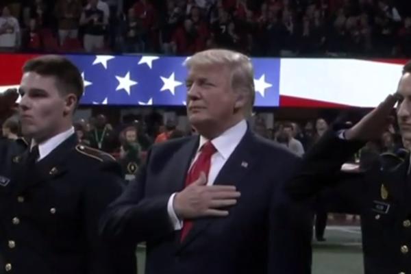 TRAMP SE OPASNO IZBLAMIRAO: Nije znao reči američke himne na fudbalskoj utakmici! (VIDEO)