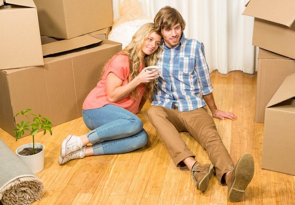 Žena i muškarac počinju da žive zajedno