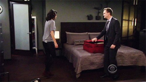 Muškarac daje poklon ženi