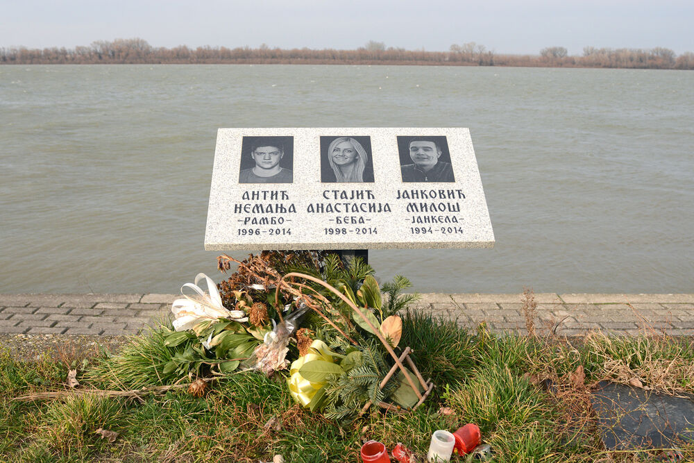 Spomen ploča mladima stradalim na Adi Huji 2014. godine